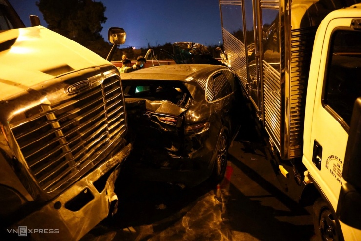 Tài xế mắc kẹt xuyên đêm trên cầu Phú Mỹ sau tai nạn 6 ôtô - 3