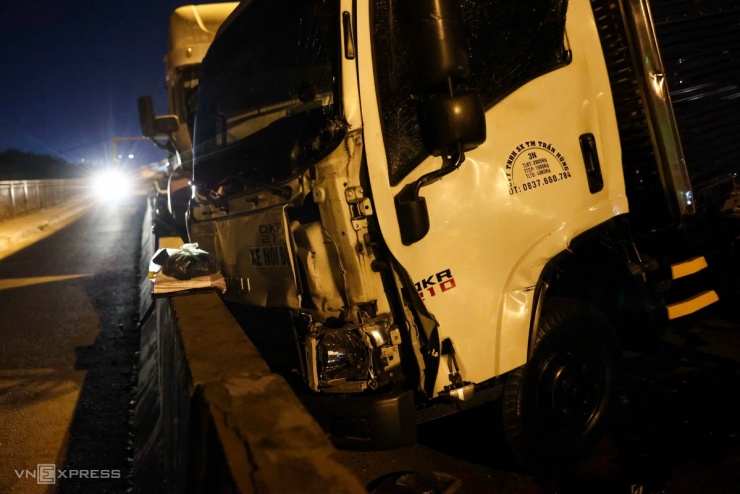 Tài xế mắc kẹt xuyên đêm trên cầu Phú Mỹ sau tai nạn 6 ôtô - 6