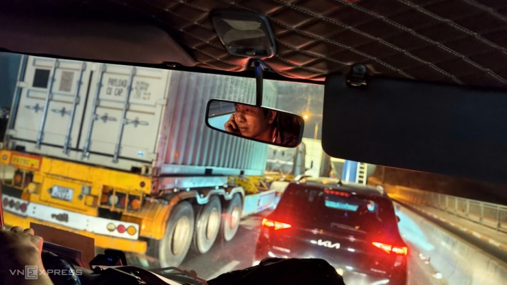 Tài xế mắc kẹt xuyên đêm trên cầu Phú Mỹ sau tai nạn 6 ôtô - 11