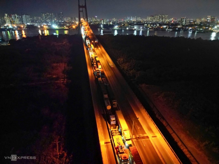 Tài xế mắc kẹt xuyên đêm trên cầu Phú Mỹ sau tai nạn 6 ôtô - 14