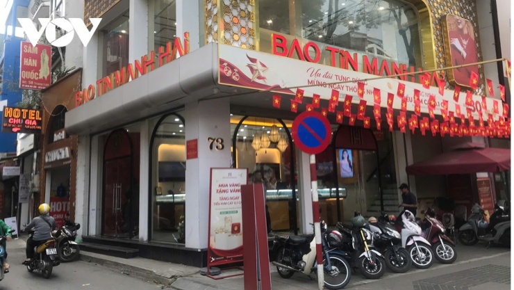 Doanh nghiệp kinh doanh vàng chủ động tung ra các chương trình kích cầu như tặng vàng khi mua hàng nhưng thị trường vẫn không ghi nhận sự cải thiện rõ rệt về sức mua.