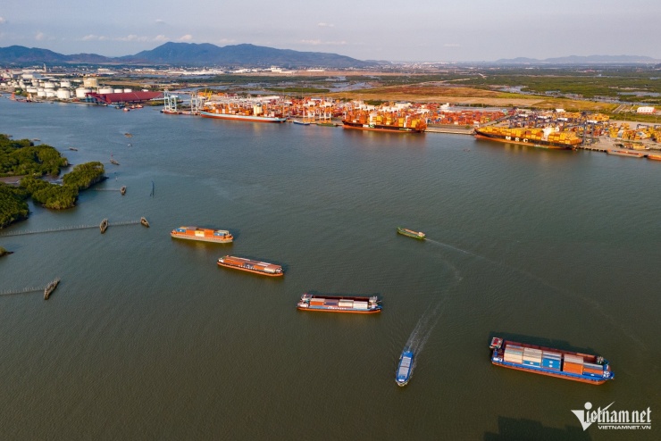 Cảng trung chuyển quốc tế Cần Giờ được quy hoạch tại khu vực cù lao Phú Lợi, cửa sông Cái Mép (xã Thạnh An, TPHCM). Dự án có tổng vốn hơn 128.800 tỷ đồng (gần 5 tỷ USD).