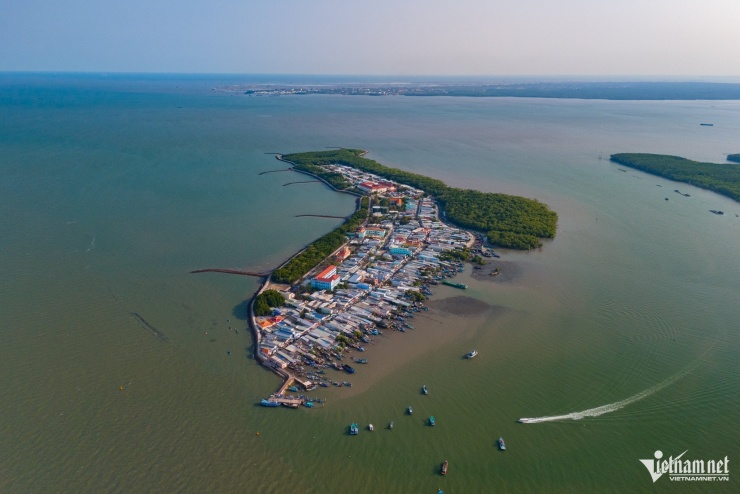 Khi hoàn thành, cảng được kỳ vọng trở thành trung tâm trung chuyển container quốc tế, góp phần nâng vị thế hàng hải Việt Nam trong chuỗi logistics toàn cầu. Dự án ước tính mang lại nguồn thu 34.000-40.000 tỷ đồng mỗi năm, tạo việc làm cho 6.000-8.000 lao động trực tiếp cùng hàng chục nghìn việc làm gián tiếp.