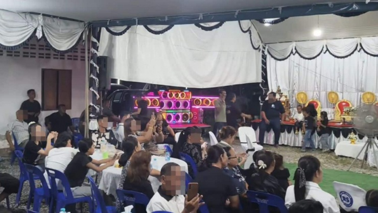 Đám tang có dàn loa nhạc lớn gây tranh cãi. Ảnh: Thethaiger