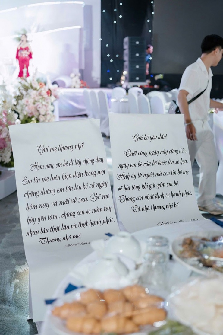 Hai ghế trống Ngân dành cho bố mẹ đã khuất của mình&nbsp;