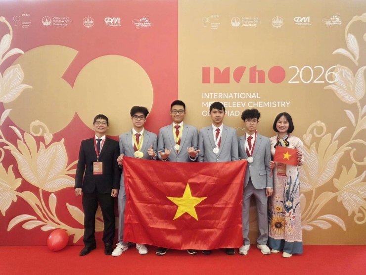 Đoàn học sinh Việt Nam tham dự Kỳ thi Olympic Hóa học Quốc tế Mendeleev.