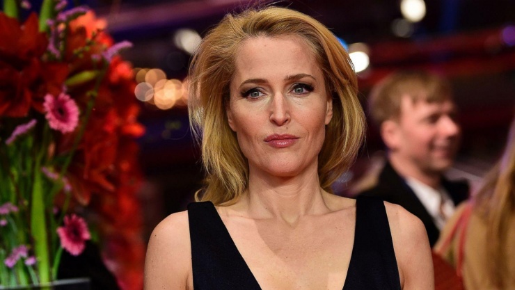 Gillian Anderson từng giành nhiều giải thưởng, bao gồm: Quả Cầu Vàng và giải Emmy... Khi góp mặt trong series phim tâm lý học đường “Sex Education” cô gây chú ý và được yêu mến khi vào vai Jean Milburn, một chuyên gia trị liệu tình dục nổi tiếng và là mẹ của hai nhân vật Otis và Joy.