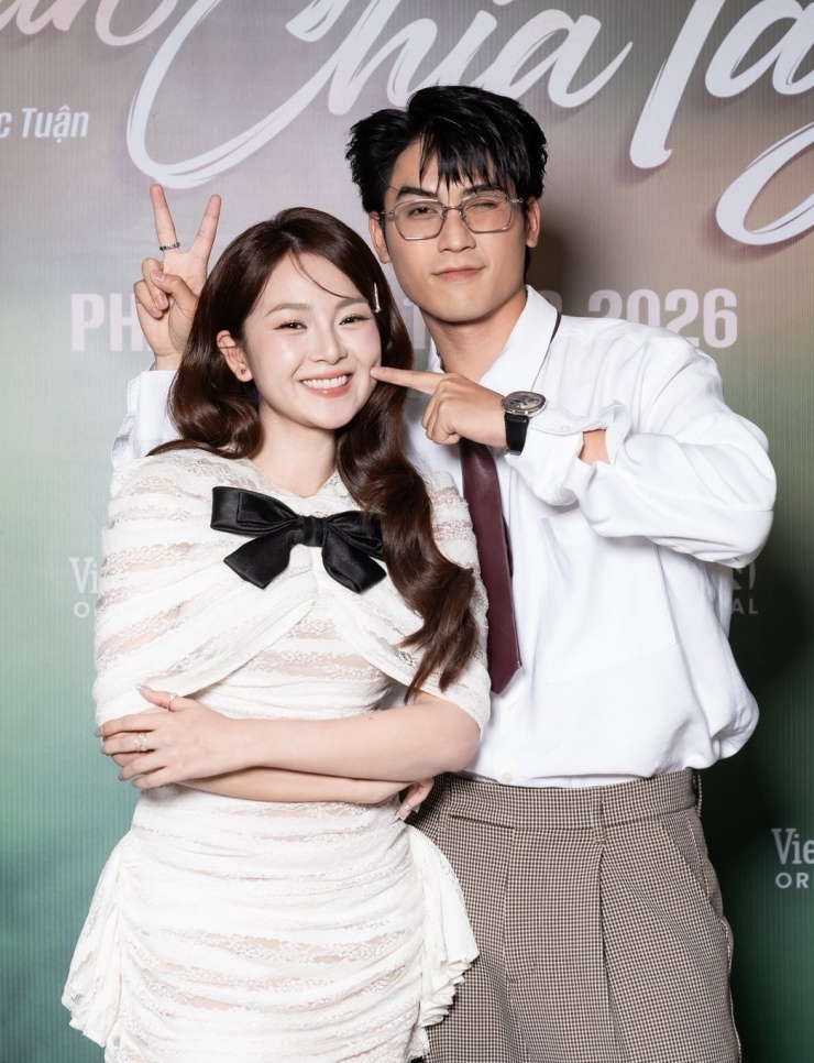 Tam Triều Dâng tạo sức hút với váy áo cắt xẻ - 1