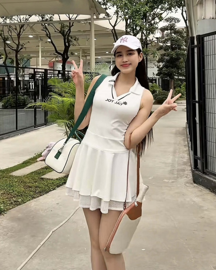 Đỗ Thị Hà khoe dáng khi đi chơi pickleball cùng chồng thiếu gia - 1