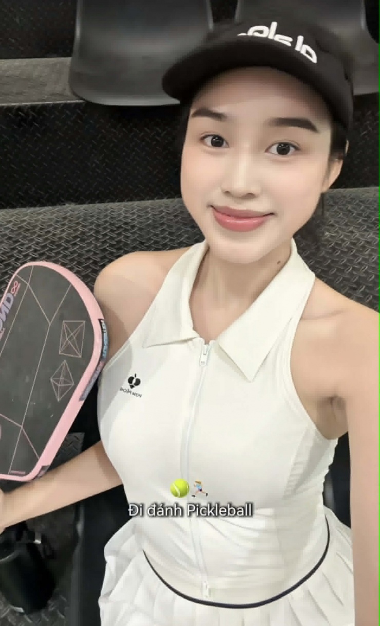 Đỗ Thị Hà khoe dáng khi đi chơi pickleball cùng chồng thiếu gia - 3