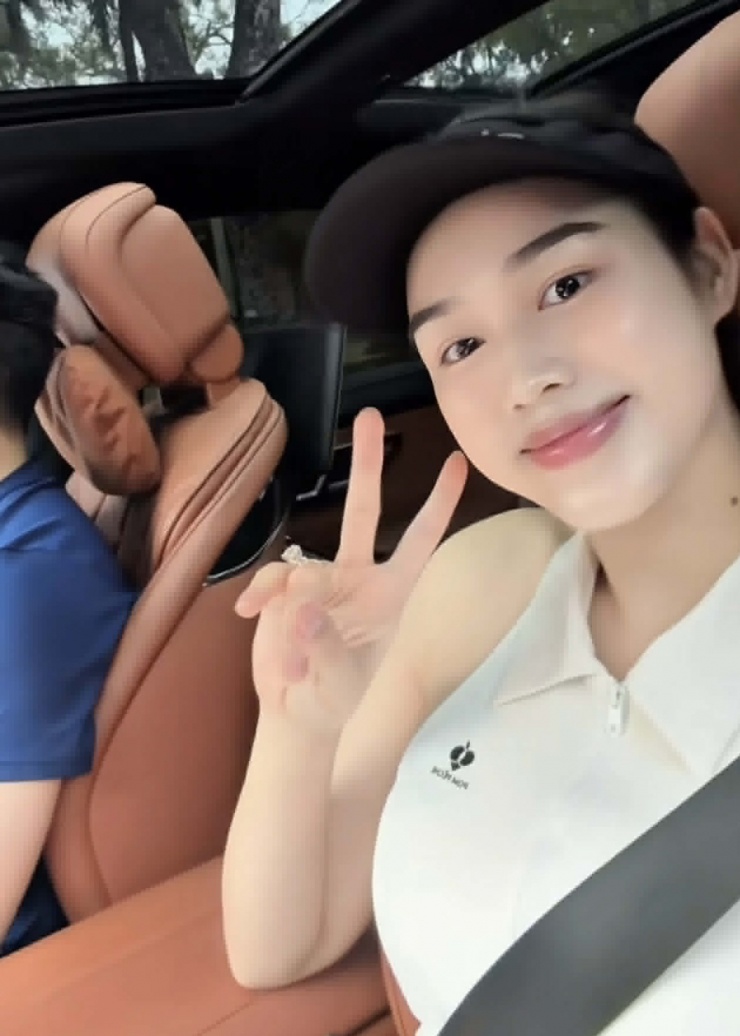 Đỗ Thị Hà khoe dáng khi đi chơi pickleball cùng chồng thiếu gia - 2