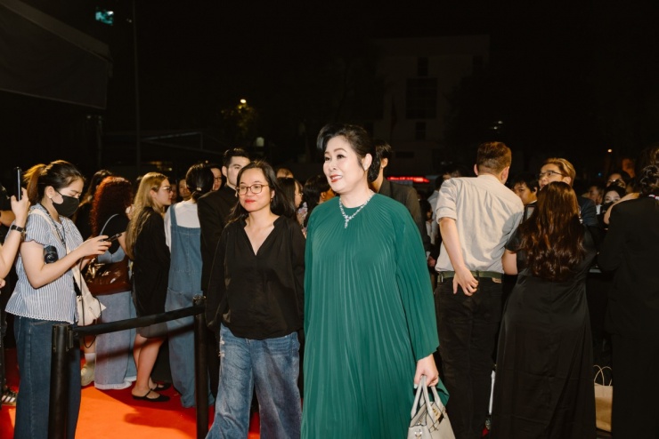 Ốc Thanh Vân trắng nõn sau thời gian nhuộm da nâu - 4