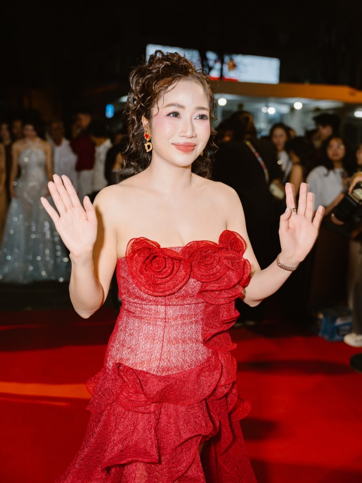 Ốc Thanh Vân trắng nõn sau thời gian nhuộm da nâu - 1