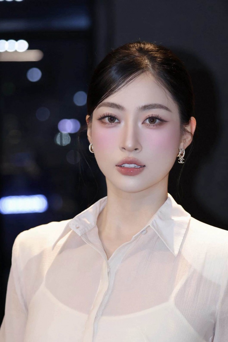 Mới đây, Lương Thùy Linh đã xuất hiện tại một chương trình của VTV với diện mạo thanh lịch, cuốn hút.