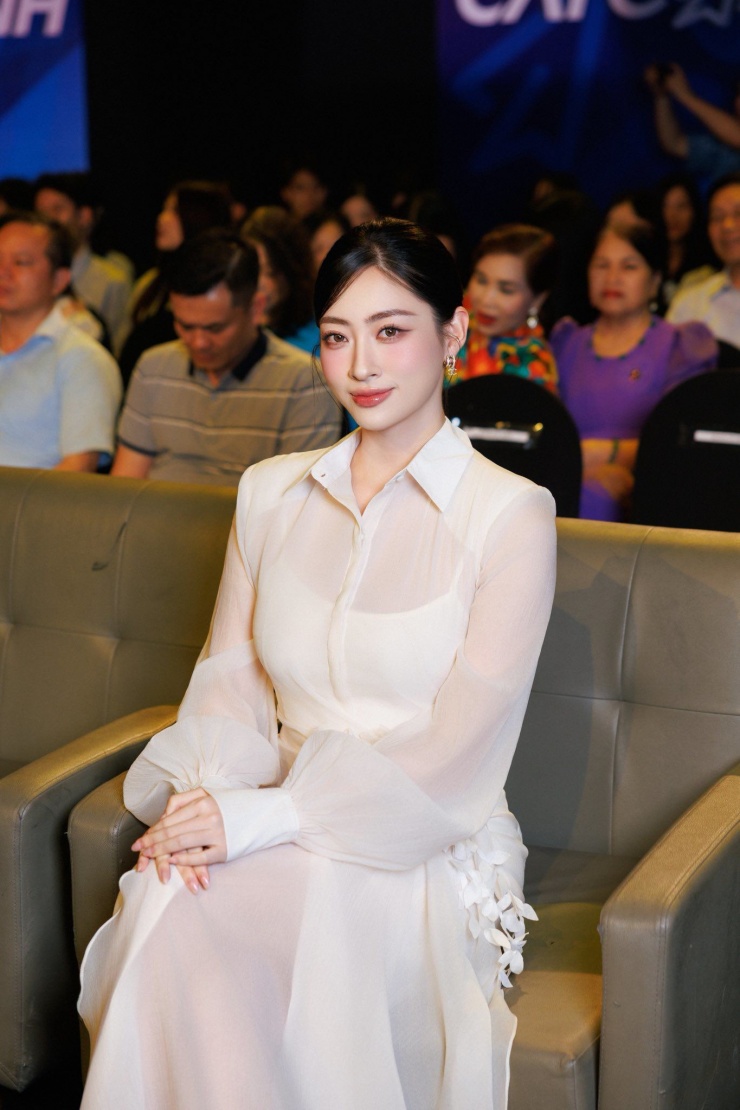 Bên cạnh đó, người đẹp lựa chọn búi tóc gọn gàng, trang điểm nhẹ nhàng theo phong cách tự nhiên, kết hợp cùng khuyên tai nhỏ và giày cao gót đơn giản. Ngay sau khi hình ảnh được đăng tải, cộng đồng mạng nhanh chóng dành nhiều lời khen cho nàng hậu. Không ít khán giả bày tỏ sự yêu thích trước vẻ đẹp dịu dàng, nền nã của cô: "Xinh lắm chị Linh ơi", "Layout này hợp nha chị", "Ngẩn ngơ với visual của cô ấy"...