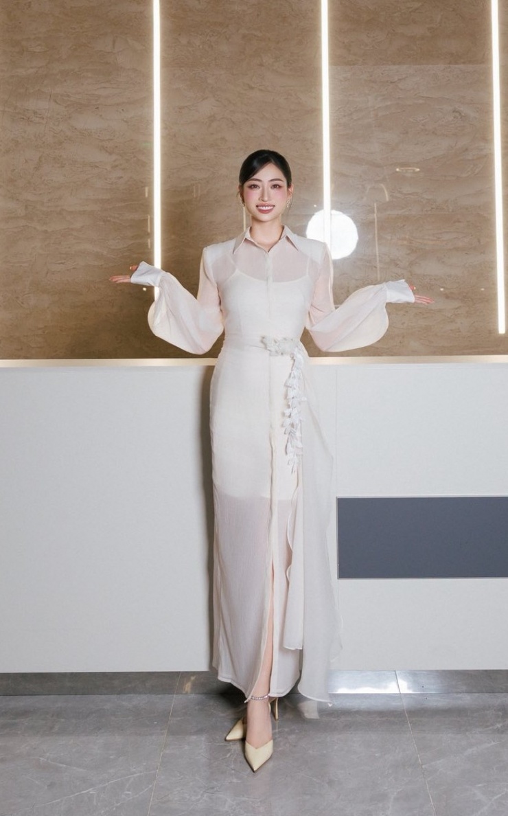 Sơ mi xuyên thấu thanh lịch, nổi bật như Lương Thùy Linh - 5