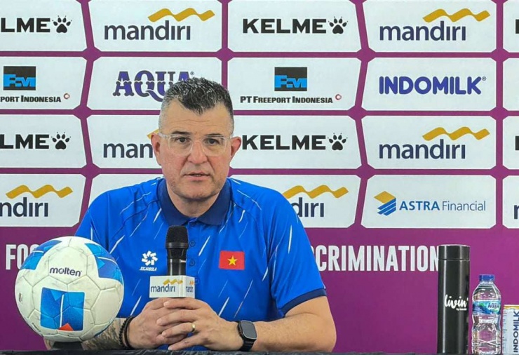 HLV Cristiano Roland có vai trò cực kỳ quan trọng trong thành công của U17 Việt Nam. Ảnh: VFF