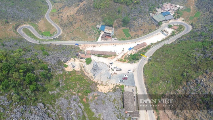 Trước khi leo lên mỏm đá tử thần du khách sẽ gửi xe tại&nbsp;Cụm tượng đài Thanh niên xung phong, xã Đồng Văn, tỉnh Tuyên Quang nơi&nbsp;tưởng nhớ và tri ân thế hệ thanh niên xung phong tham gia mở đường Hạnh Phúc, sau đó di chuyển bằng xe ôm hoặc đi bộ khoảng 2km mới tới nơi.