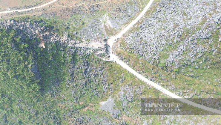 Nằm cheo leo giữa núi đá tai mèo, mỏm đá tử thần từ lâu đã trở thành điểm check-in đầy thách thức với những người ưa khám phá.