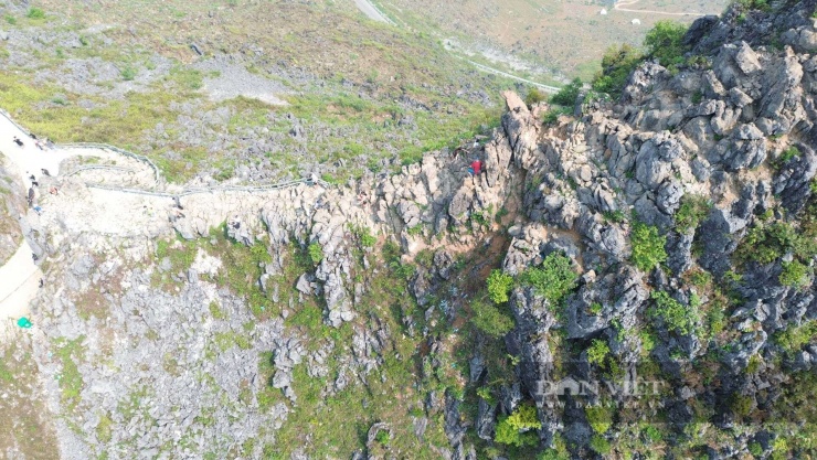 Sau khi được gia cố, lối tiếp cận mỏm đá đã được cải thiện, giúp du khách di chuyển thuận lợi và an toàn hơn.