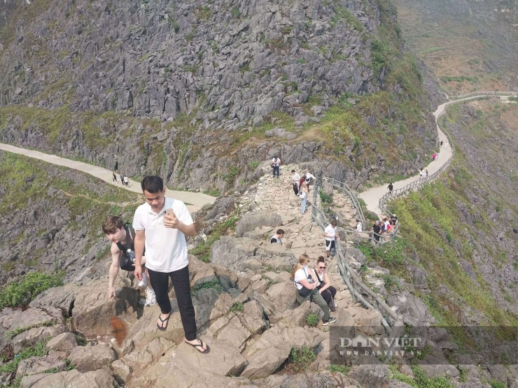 Du khách hào hứng chinh phục mỏm đá tử thần – nơi được ví như “ban công giữa trời” của cao nguyên đá Đồng Văn.