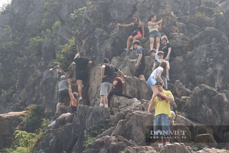 Du khách xếp hàng chờ được sang mỏm đá tử thần chụp ảnh.