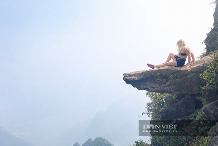 Để có những bức ảnh ấn tượng tại mỏm đá tử thần trên cao nguyên đá Đồng Văn, du khách phải ngồi trên mỏm đá nhô ra giữa không gian núi non hùng vĩ, thận trọng dịch chuyển từng chút một để giữ thăng bằng giữa lưng chừng trời.