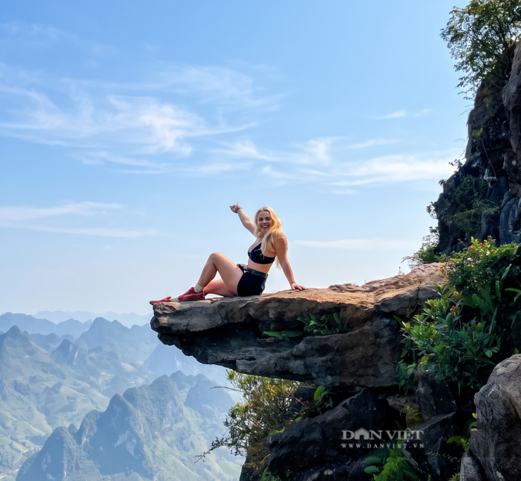 Du khách ghi lại những khoảnh khắc ấn tượng trên mỏm đá tử thần vùng cao nguyên đá Đồng Văn trải nghiệm vừa hồi hộp vừa đáng nhớ.