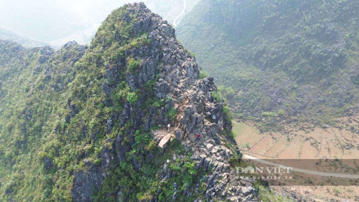 Từ mỏm đá, toàn cảnh núi non hùng vĩ của cao nguyên đá hiện ra ngoạn mục, thu hút đông đảo du khách trở lại.