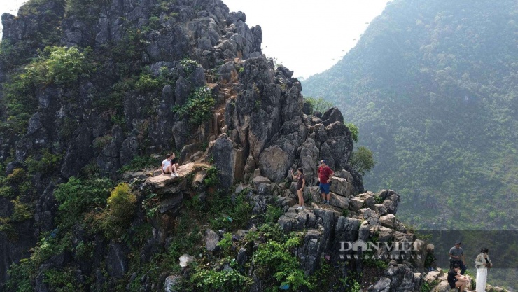 Anh Nguyễn Trung Kiên, du khách đến từ tỉnh Phú Thọ chia sẻ: “Lần đầu tiên tôi đến cao nguyên đá Đồng Văn, tôi rất ấn tượng với vẻ đẹp hùng vĩ của những dãy núi đá tai mèo nơi đây. Đặc biệt là khi được trải nghiệm leo lên mỏm đá tử thần. Tuy nhiên, càng leo tôi càng run chân, vừa sợ vừa hồi hộp nên chỉ dám dừng lại ở lưng chừng núi, không dám chinh phục đến tận mỏm đá".