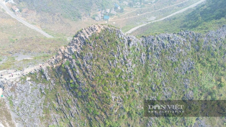 Theo người dân sinh sống trên cao nguyên đá Đồng Văn, mỏm đá tử thần được hình thành từ một khối đá lớn rơi xuống từ sườn núi cao, trải qua nhiều năm phong hóa mà tạo nên dáng vẻ cheo leo, độc đáo như hiện nay. Nhờ vị trí đặc biệt cùng cảnh quan hùng vĩ, nơi đây đã trở thành điểm dừng chân không thể bỏ lỡ đối với du khách khi khám phá vẻ đẹp hoang sơ nơi địa đầu cực Bắc Tổ quốc.