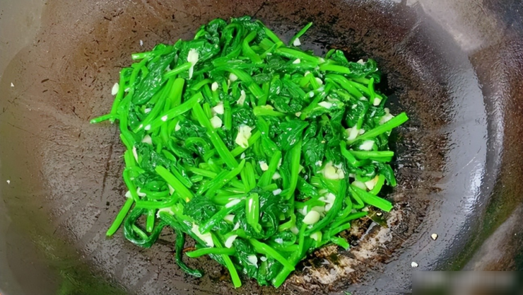 Loại rau vua sắt, nữ hoàng vitamin K, giúp bổ máu, đẹp da, bà bầu ăn nhiều mẹ khỏe, con khôn, xào tỏi cực thơm - 4