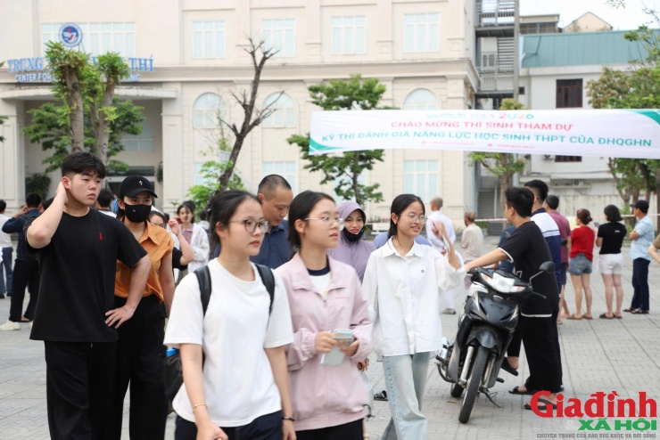 Kỳ thi đánh giá năng lực của Đại học Quốc gia Hà Nội được tổ chức tại Nghệ An, thu hút đông đảo thí sinh tìm cơ hội xét tuyển sớm vào đại học.