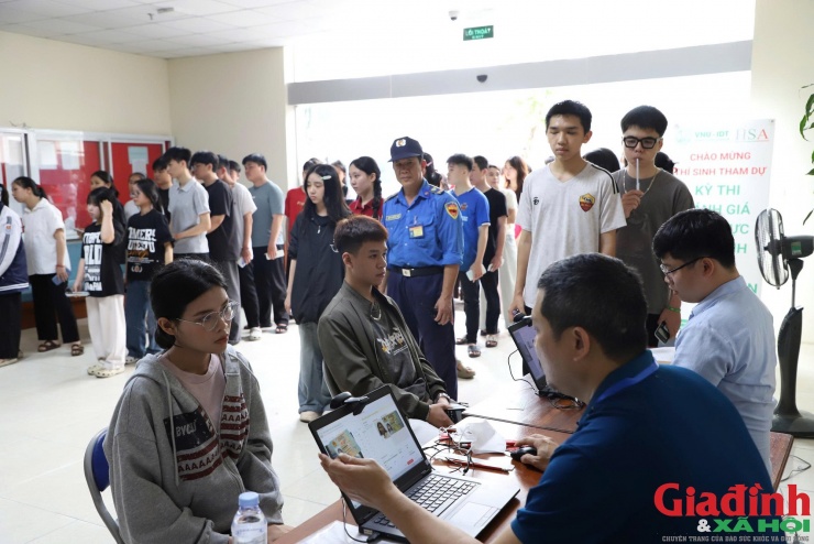 Giám thị đối chiếu, kiểm tra thông tin thí sinh trước giờ vào phòng thi. (Ảnh: Hội đồng thi)