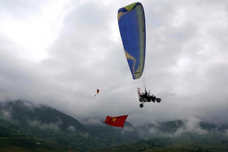 &nbsp;Hoạt động dù lượn không chỉ mang lại trải nghiệm độc đáo mà còn có thể trở thành sản phẩm du lịch đặc trưng của Tú Lệ.