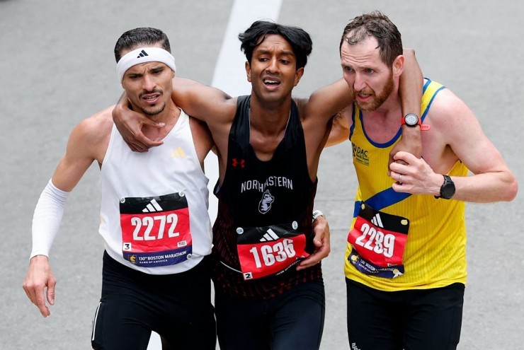 Khoảnh khắc đỉnh cao marathon: 2 VĐV bỏ kỷ lục, dìu đối thủ cùng về đích