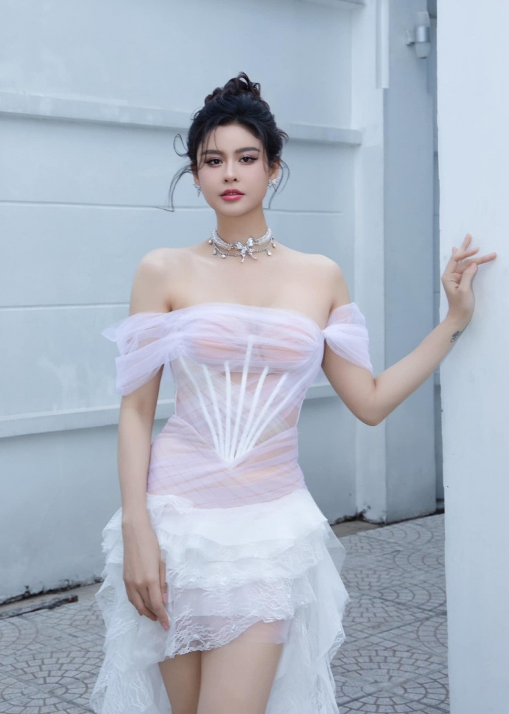 Trương Quỳnh Anh sinh năm 1989, hoạt động nghệ thuật ở vai trò ca sĩ, diễn viên. Cô từng phát hành các nhạc phẩm: "Vô tâm", "Không còn anh nữa", "Hãy bước qua nhau", "Dành cả thanh xuân cho một người"... Diễn viên từng tham gia các phim: "Cầu vồng đơn sắc", "Một ngày không có em", "Bóng ma học đường", "Sóng gió cuộc đời", "Đường về có nhau"...