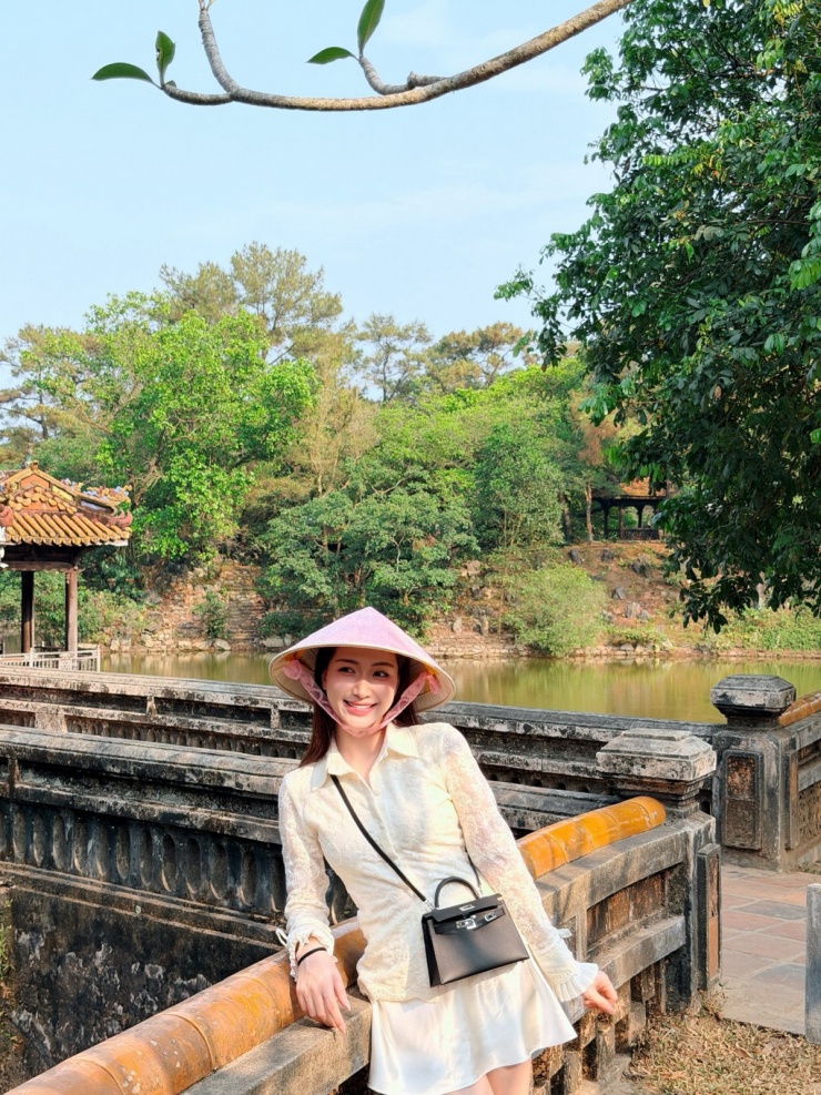 Hòa Minzy phối set đồ hơn 900 triệu đồng đi du lịch cùng bạn trai - 2