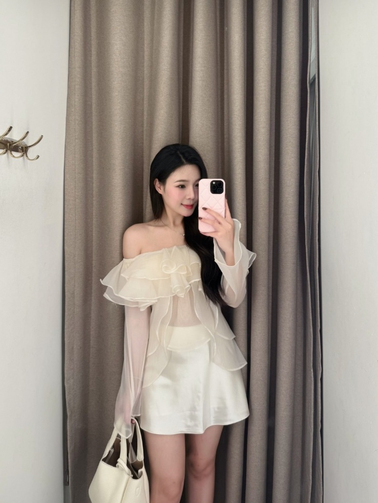 Hòa Minzy phối set đồ hơn 900 triệu đồng đi du lịch cùng bạn trai - 4