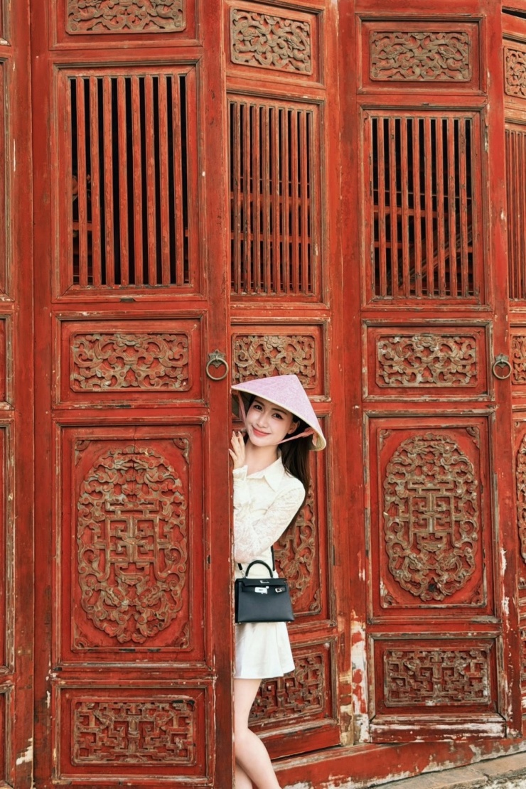 Hòa Minzy phối set đồ hơn 900 triệu đồng đi du lịch cùng bạn trai - 5