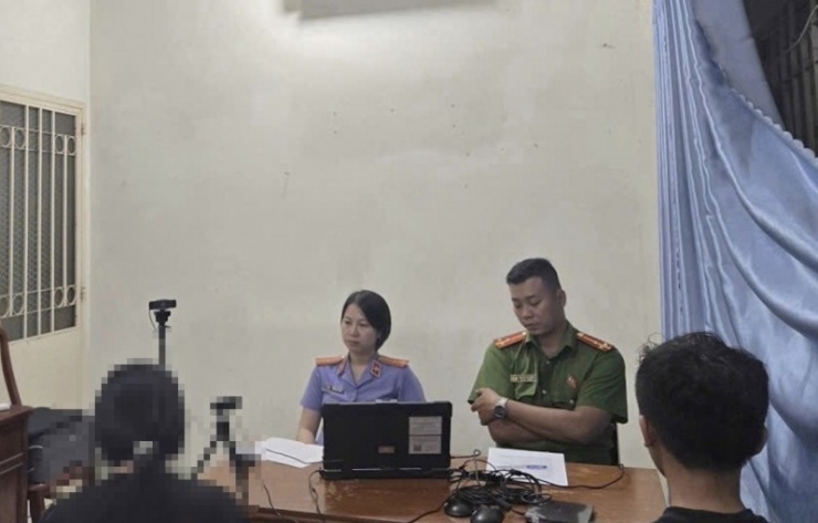 Điều tra viên và Kiểm sát viên tiến hành ghi lời khai những người liên quan.&nbsp;