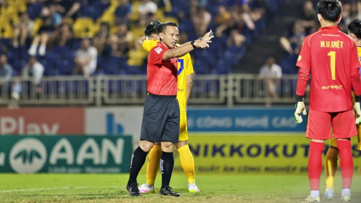 Trọng tài Razlan Joffri Bin Ali điều hành một trận đấu tại V-League. (Ảnh: VPF)