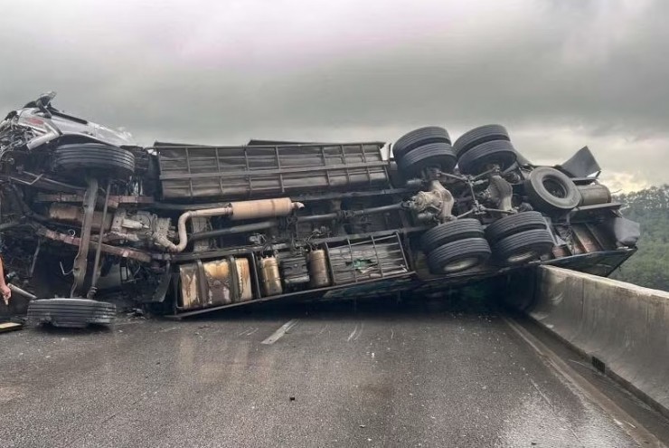 Xe tải lật chắn ngang cầu vượt trên cao tốc, giao thông tắc nghẽn