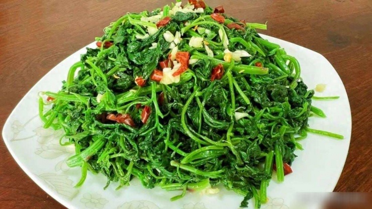 Đây là loại rau dại có hương vị dân dã rất riêng: lá non mềm, vị thanh mát pha chút mằn mặn tự nhiên