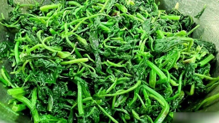 Loại rau dại được ví như "siêu thực phẩm" bị lãng quên, giúp bổ máu, tốt xương, ổn định huyết áp, trộn tỏi ớt cực ngon - 6