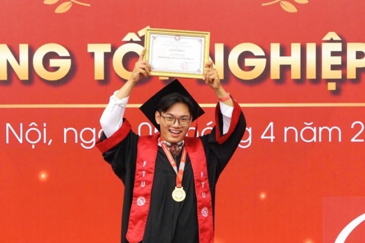 Bảng thành tích dày đặc của nam sinh Ngoại thương vừa tốt nghiệp xuất sắc
