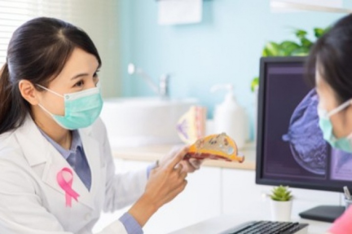 Mẹ mắc ung thư vú, con gái có bị không?