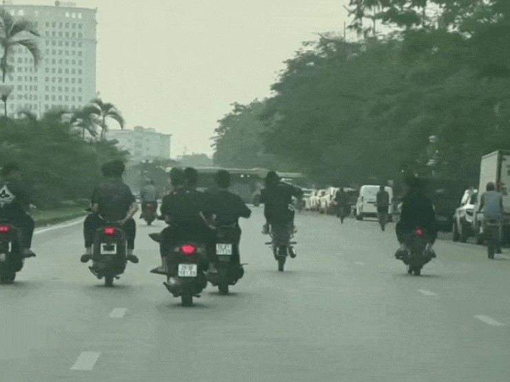 Hà Nội: Tóm gọn nhóm 'quái xế' lạng lách, 'bốc đầu' trên đường