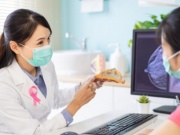 Mẹ mắc ung thư vú, con gái có bị không?