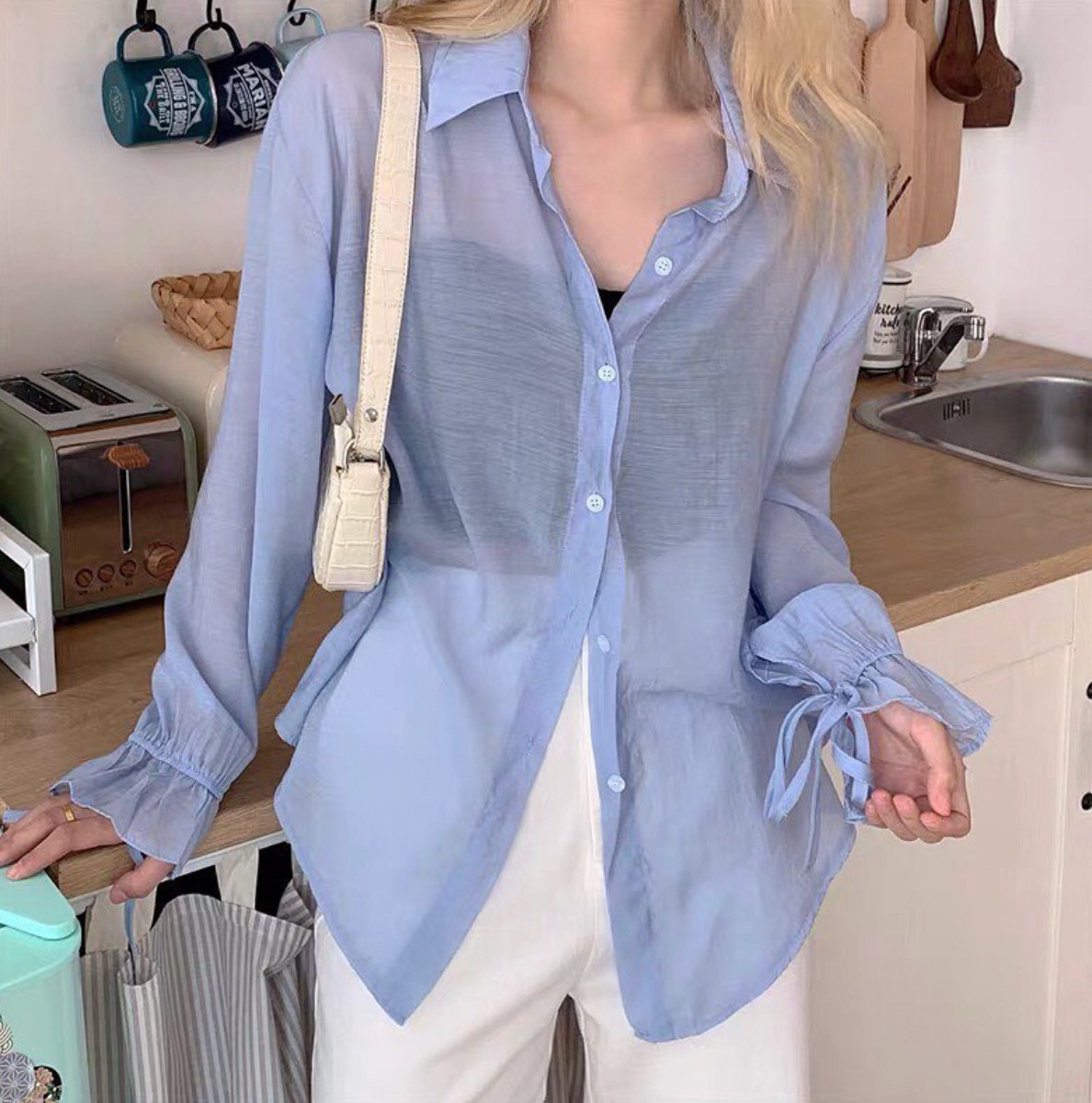 Trong trường hợp ngại mặc hở thì chiêu diện sơ mi xuyên thấu bên ngoài sẽ giúp bạn toát lên vẻ thanh thoát, nhẹ nhàng hơn, dễ là bạn còn được khen phối đồ tinh tế.